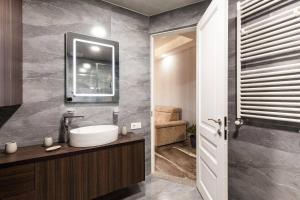 un baño con lavabo y espejo en Veli group Apartment in Old City, en Kutaisi 15 fotos más