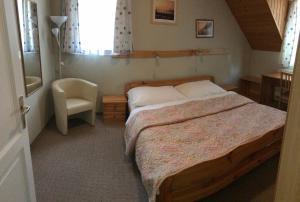A bed or beds in a room at Hársfa Szálló