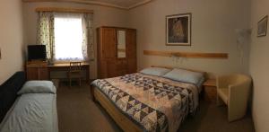 A bed or beds in a room at Hársfa Szálló