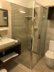 A bathroom at Hársfa Szálló