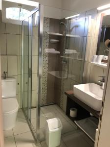 A bathroom at Hársfa Szálló