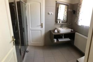 A bathroom at Hársfa Szálló