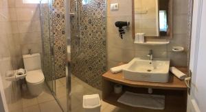 A bathroom at Hársfa Szálló