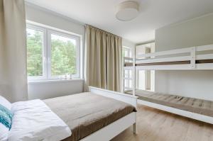 um quarto com um beliche e 2 janelas em NADMORSKI KLIF em Debina
