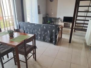 Posedenie v ubytovaní Seaside Beach Apartment