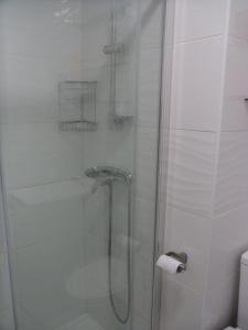 Un baño de Sunny studio in Piscis building