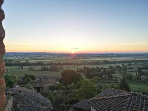 Východ nebo západ slunce při pohledu z bed and breakfast nebo okolí
