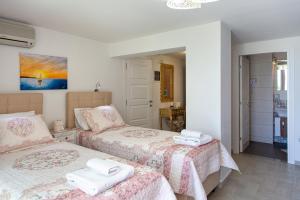 Postel nebo postele na pokoji v ubytování Elimia Suites & Studios
