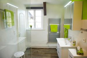 y baño con ducha, lavabo y bañera. en Ferienwohnung Goslar Runenhaus, en Goslar