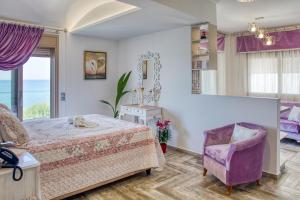 Postel nebo postele na pokoji v ubytování Elimia Suites & Studios