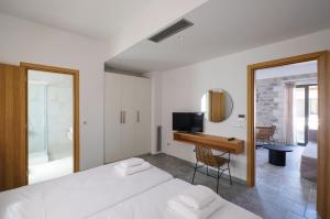 Телевизор и/или развлекательный центр в Margo Beach Hotel