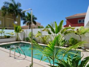 ein Pool im Hinterhof eines Hauses mit Pflanzen in der Unterkunft Villa Palm Breeze in Maspalomas