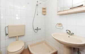 biała łazienka z toaletą i umywalką w obiekcie Apartmani Čižmešija w mieście Tkon +21 zdjęć