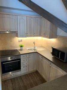 Kuchyňa alebo kuchynka v ubytovaní Chata Barborka, apartmán 8