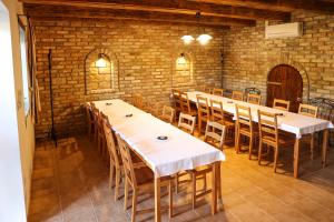 Photo de la galerie de l'établissement Szarvas apartman - Jakuzzis Vendégház Mány, à Mány