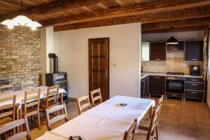 Photo de la galerie de l'établissement Szarvas apartman - Jakuzzis Vendégház Mány, à Mány