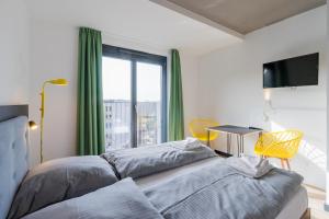 Postel nebo postele na pokoji v ubytování Nena Apartments - Kreuzberg 61