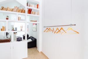 uma sala de estar com paredes brancas e prateleiras brancas em Aiolos Suite em Sitia