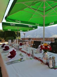 グレーブミングにあるTieschnhofの緑傘付テーブル