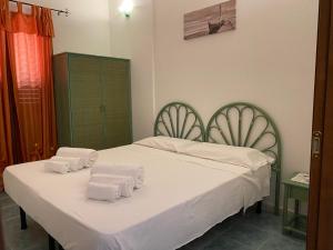ヴィッラシミーウスにあるCasa Vacanze Sattaのベッドルーム1室(タオル付)