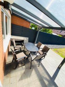a patio with a table and chairs on a patio at Haus am Sandhügel in Lingen