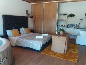 Giường trong phòng chung tại Suitebangalo ponte 516 e passadiços do paiva