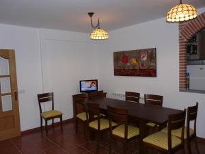 uma sala de jantar com mesa e cadeiras em Casa Rural La Fortaleza em Escalonilla