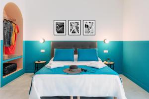 sypialnia z łóżkiem z kapeluszem w obiekcie Sorrento Colors&Suites w Sorrento