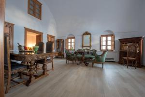 - un salon avec une table et des chaises dans l'établissement Casasantantonio 18th Century Luxury Mansion, à Fira