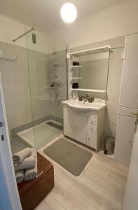 uma casa de banho com um chuveiro, um lavatório e um espelho. em Magnifique Studio Cannes em Cannes