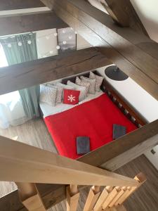 z salonu z czerwoną kanapą w obiekcie Chata Barborka, apartmán 8 w mieście Horní Malá Úpa