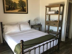 ein Schlafzimmer mit einem Bett und einem Bücherregal in der Unterkunft The Mousehouse in Áno Rínglia + 48 Fotos