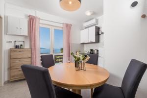 Kuchyň nebo kuchyňský kout v ubytování Apartments Vilma