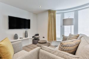 Μια τηλεόραση ή/και κέντρο ψυχαγωγίας στο Finest Retreats - 13 Belle House - Apartment 3