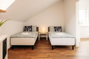um quarto com duas camas e uma mesa em Apartament Antonia em Sarnowy