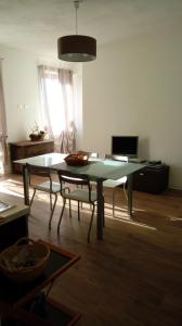 salon ze stołem i kanapą w obiekcie CasaDolcelago Marone Villa con Giardino Vista Lago Private Parking w mieście Marone +25 zdjęć
