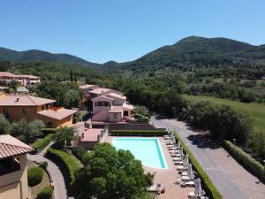 einen Luftblick auf eine Villa mit einem Pool in der Unterkunft Borgo Etrusco in Scarlino