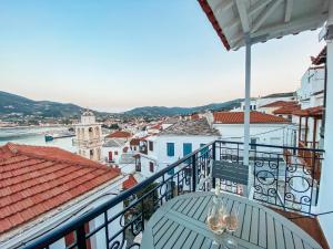 balcón con vistas a la ciudad en EvageliasVilla sea view en Skopelos Town