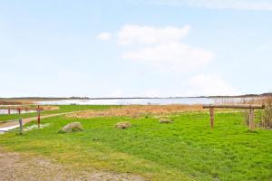 a park with a bench and a body of water at Ferielejlighed ved Vilsted Sø in Løgstør +1 photo