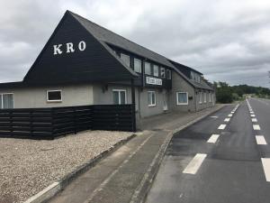 een gebouw met de woorden kro op de zijkant bij Ferielejlighed ved Vilsted Sø in Løgstør