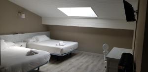 Habitación pequeña con 2 camas y tragaluz. en Hotel Marqués de la Moral, en Naveces