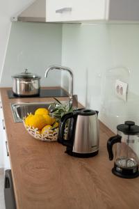 einen Toaster und einen Obstkorb auf einer Küchentheke in der Unterkunft OLEA Luxury Apartments in Parga