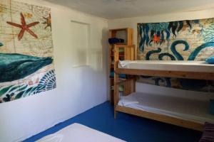 Pokój z 2 łóżkami piętrowymi i mapą na ścianie w obiekcie Crazy beach house w mieście Skala Prinos