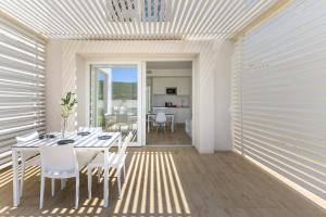a dining room with a table and chairs at Capo Falcone Charming Apartments in Stintino
