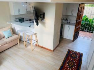 salon z kanapą i kuchnią w obiekcie The Loft@Santorini w mieście Pretoria
