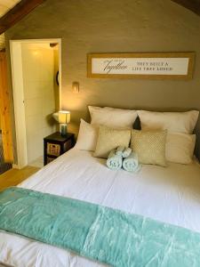 een slaapkamer met een bed met twee handdoeken erop bij The Loft@Santorini in Pretoria
