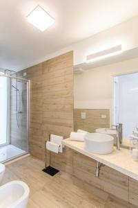 a bathroom with two sinks and a large mirror at Capo Falcone Charming Apartments in Stintino