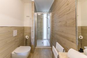 a bathroom with a toilet and a shower at Capo Falcone Charming Apartments in Stintino