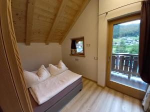 een kamer met een bank en een groot raam bij Chalet Shany in Livigno