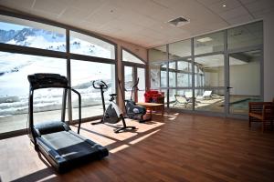 an office with a gym with a view of the mountains at Résidence Mer & Golf Pic du Midi in La Mongie